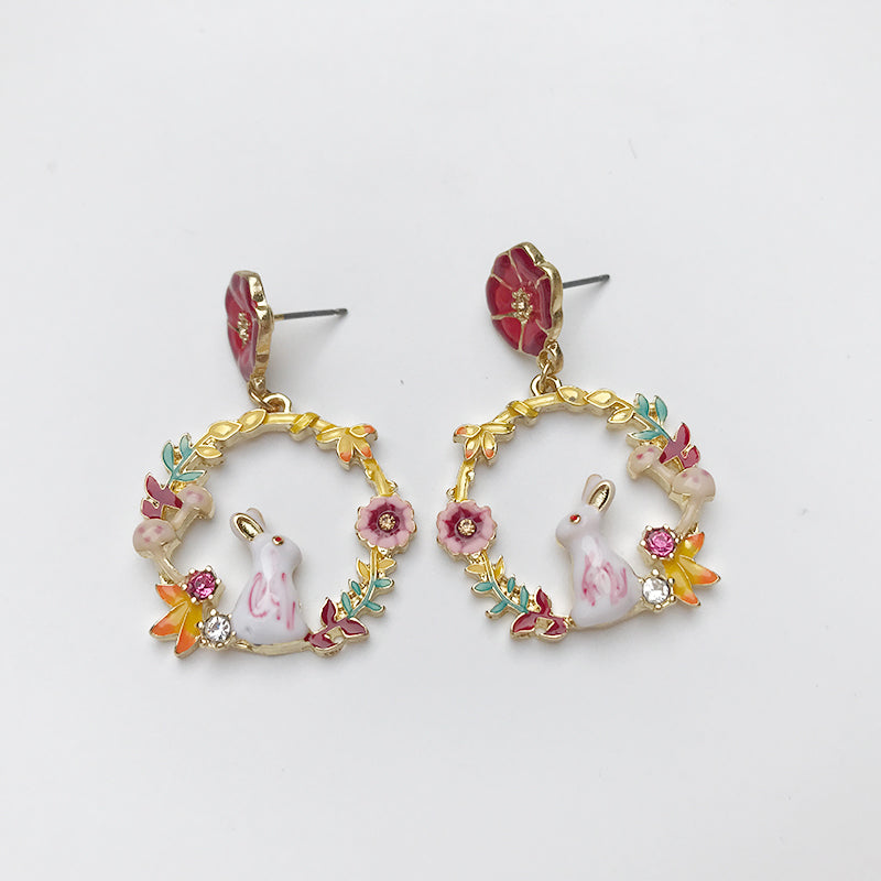 Boucles d'oreilles à tige en émail littéraire français, glaçure goutte à goutte, lapin Alice, fleur en diamant