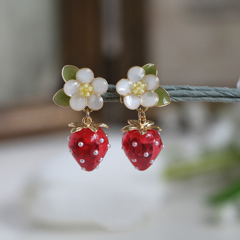 Boucles d’oreilles de bijoux japonais aux fraises mignonnes faites à la main