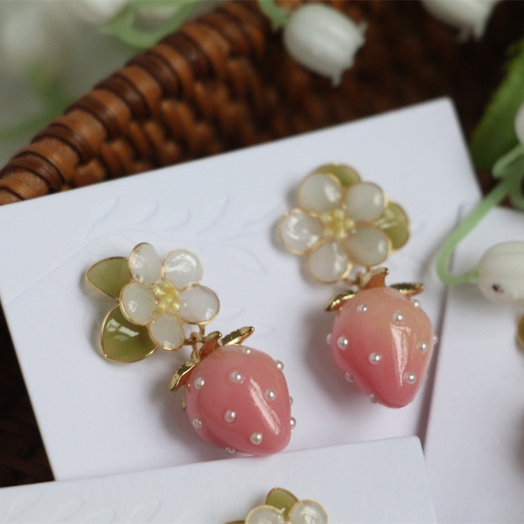 Boucles d’oreilles de bijoux japonais aux fraises mignonnes faites à la main