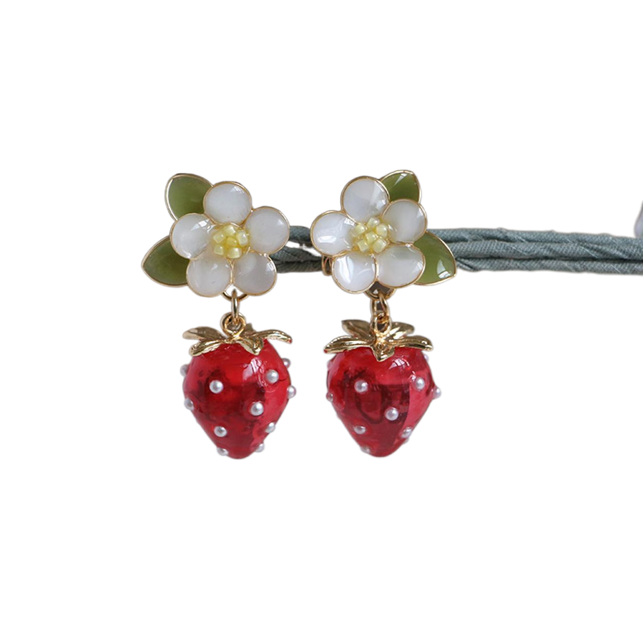 Boucles d’oreilles de bijoux japonais aux fraises mignonnes faites à la main