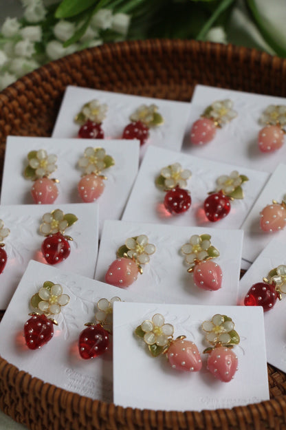 Boucles d’oreilles de bijoux japonais aux fraises mignonnes faites à la main