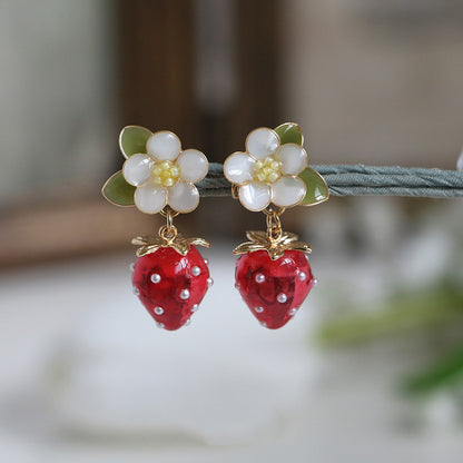 Boucles d’oreilles de bijoux japonais aux fraises mignonnes faites à la main